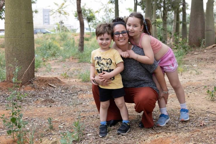 "מי חשב שזה יתגלגל כך". ליהי והילדים אמה וליאם (צילום: עוז מועלם) ליהי לוי אינגבר, אלמנתו של ד"ר דניאל לוי לודמיר, וילדיהם אמה וליאם