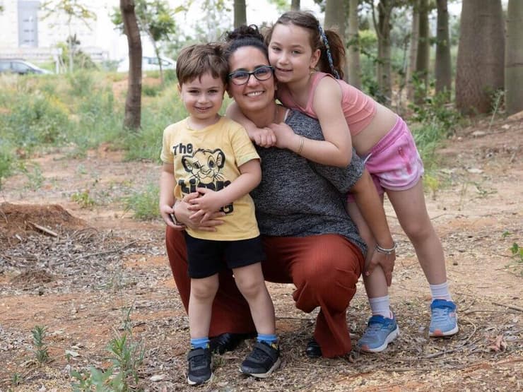 ליהי לוי אינגבר, אלמנתו של ד"ר דניאל לוי לודמיר, וילדיהם אמה וליאם