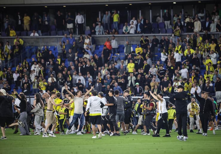 אוהדי מכבי נתניה על הדשא בסיום (צילום: עוז מועלם ) מכבי נתניה הפועל באר-שבע אוהדי מכבי נתניה