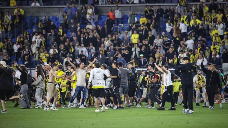 פריצת אוהדי מכבי נתניה לכר הדשא, אתמול בסיום המשחק (צילום: עוז מועלם ) מכבי נתניה הפועל באר-שבע אוהדי מכבי נתניה