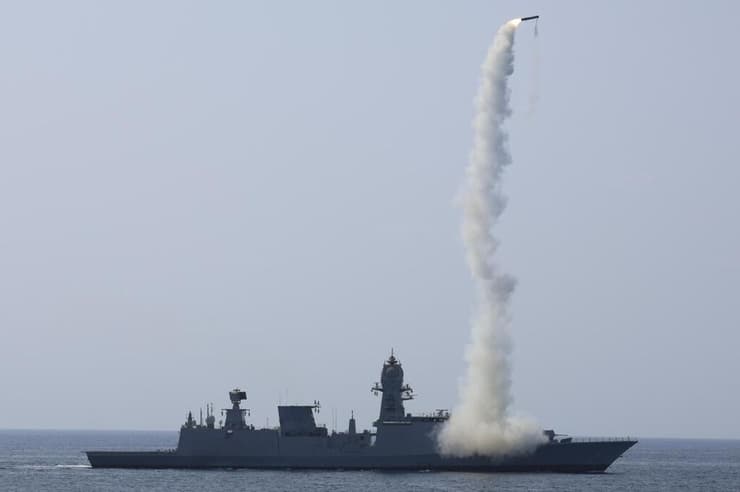 תרגיל שפרסם צבא הודו משיגור טילים טיל באימון של ספינת מלחמה חיל הים ההודי בים הערבי בצל מתיחות מול פקיסטן