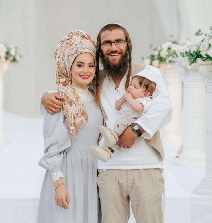 אביה עם אלישע יהונתן לובר ז"ל ובנם הבכור, נחמן. "התאהבתי בו עוד לפני שנפגשנו" (צילום: אלבום משפחתי) אביה עם אלישע יהונתן לובר ז"ל ובנם הבכור. "התאהבתי בו עוד לפני שנפגשנו"