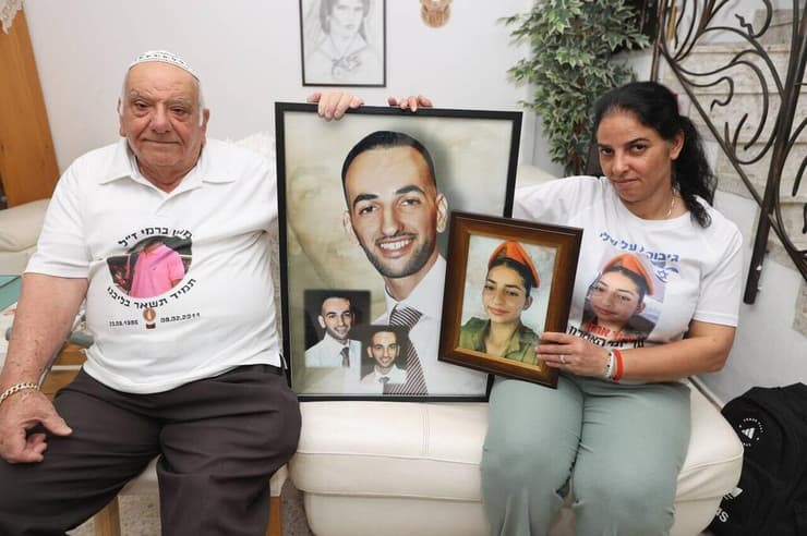 חנה כהן, איבדה את בתה דנית ב-7.10 ואת אחיה שמעון ברמי בתאונה מבצעית ב-2011. עמוס ברמי, אביו של שמעון וסבא של דנית (צילום: גדי קבלו ) חנה כהן אם שכולה ו אחות שכולה - איבדה את בתה דנית כהן בשבת השחורה ב 7.10 ואת אחיה שמעון ברמי בתאונה מבצעית ב שנת 2011