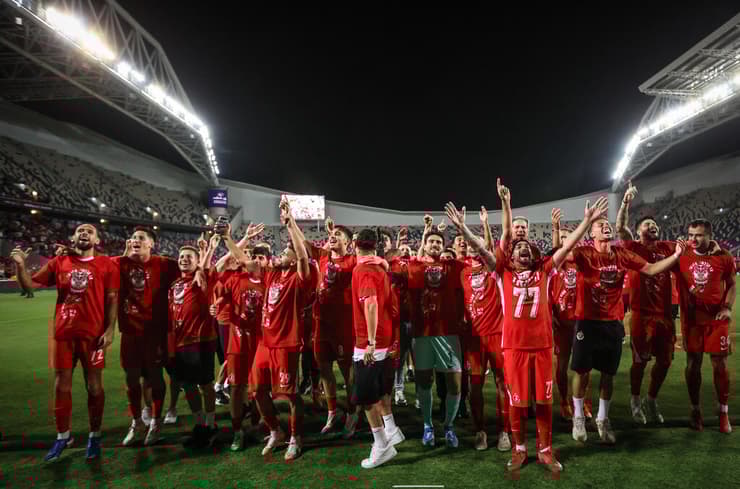 שחקני הפועל ת"א חוגגים עלייה לליגת העל