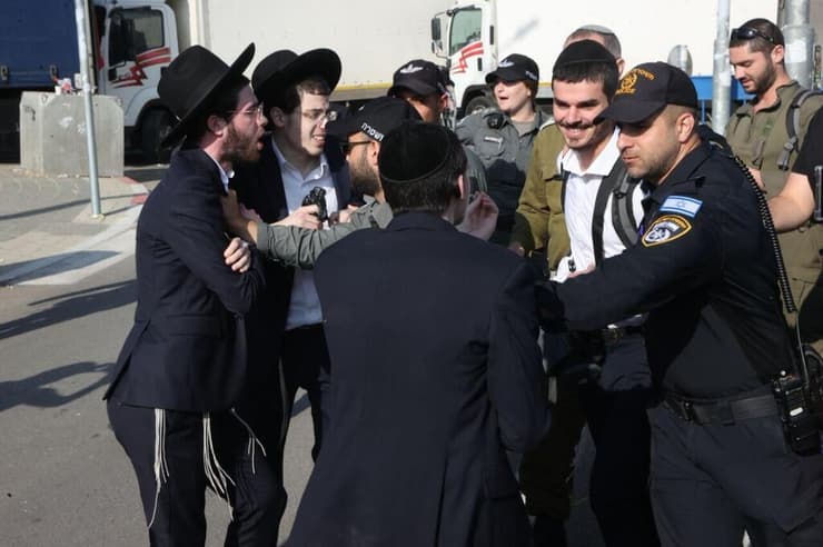 הפגנת חרדים קיצוניים בלשכת הגיוס בתל השומר בזמן הגיוס לחטיבת חשמונאים