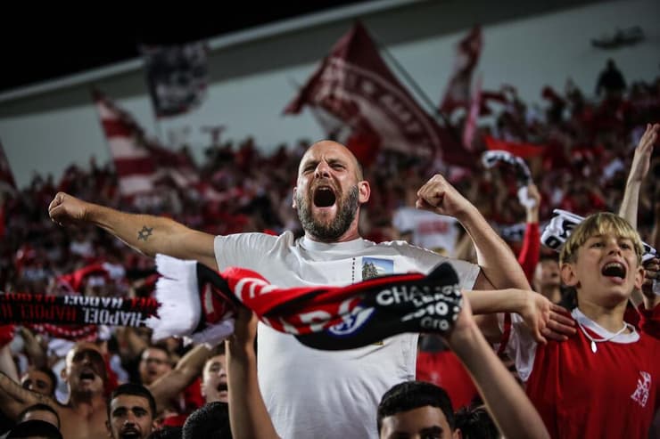 אוהד הפועל ת"א חוגג