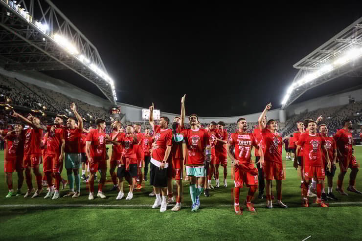 שחקני הפועל ת"א חוגגים עלייה לליגת העל