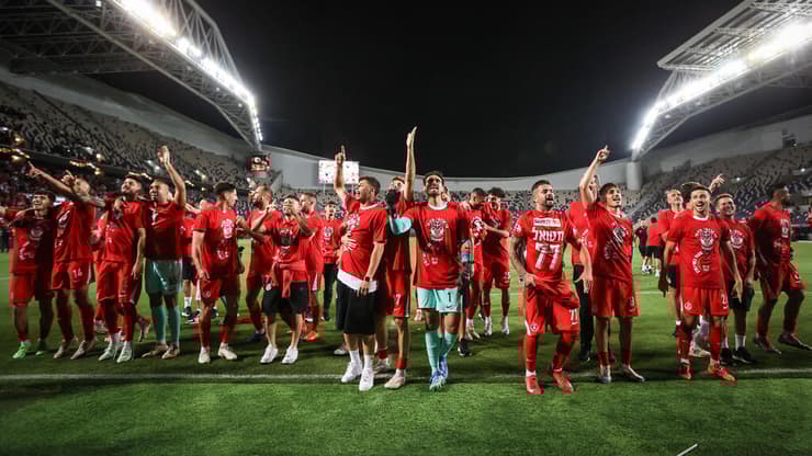 שחקני הפועל ת"א חוגגים עלייה לליגת העל