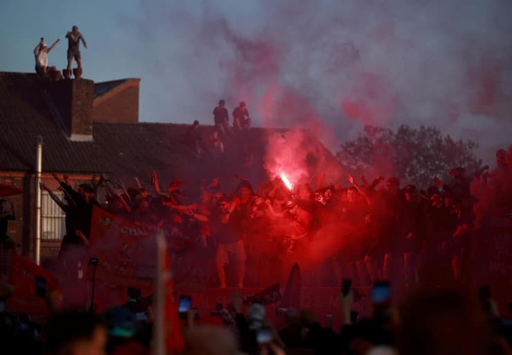 חגיגות האליפות מחוץ לאנפילד (צילום: REUTERS/Phil Noble) חגיגות האליפות