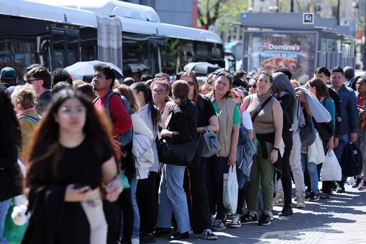 בתור לאוטובוס מדריד ספרד הפסקת חשמל