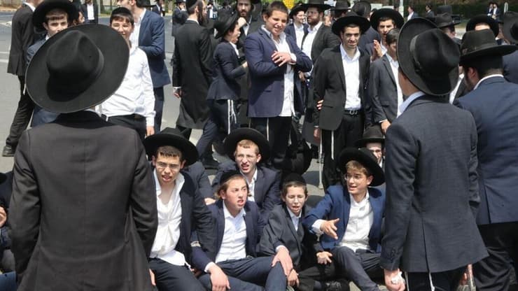 הפגנת חרדים קיצוניים בלשכת הגיוס בתל השומר בזמן הגיוס לחטיבת חשמונאים
