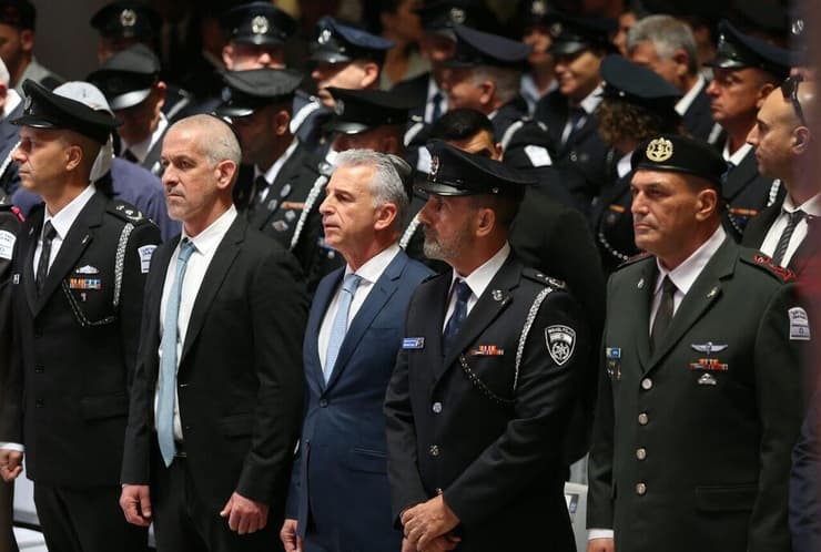 קובי יעקובי, רונן בר, דדי ברנע, דני לוי ואייל זמיר בטקס הצדעה לחללי צה"ל בהר הרצל