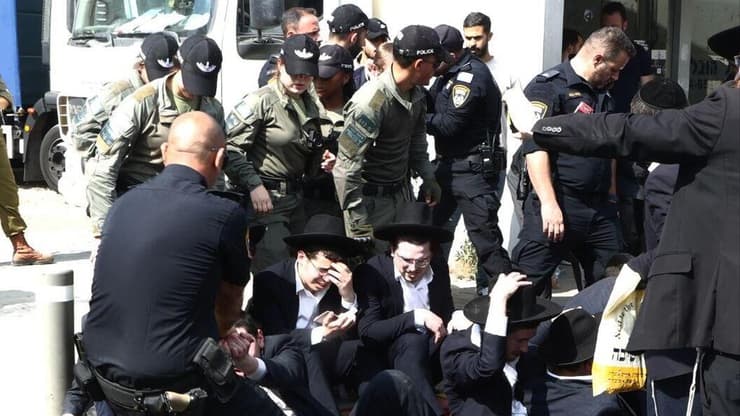 הפגנת חרדים בתל השומר בחודש שעבר (צילום: מוטי קמחי) עימותים בין המשטרה למפגינים בהפגנת חרדים קיצוניים בלשכת הגיוס בתל השומר בזמן הגיוס לחטיבת חשמונאים