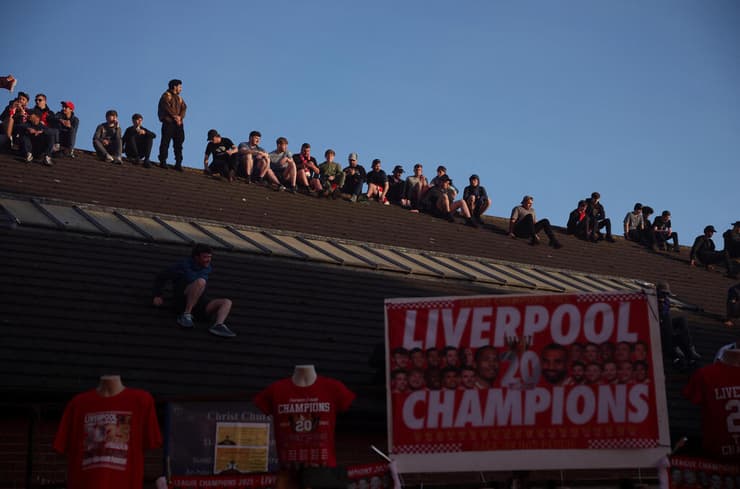 כולם רצו לקחת חלק (צילום: REUTERS/Phil Noble) חגיגות האליפות