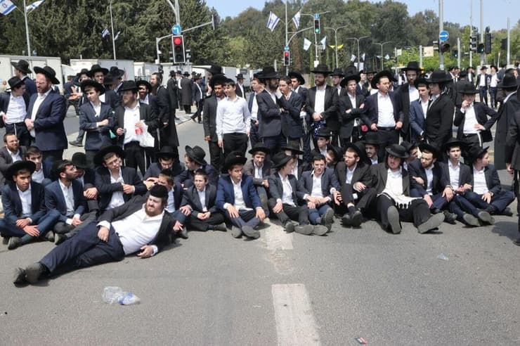 הפגנת חרדים קיצונים בלשכת הגיוס בתל השומר בזמן הגיוס לחטיבת חשמונאים (צילום: מוטי קמחי ) הפגנת חרדים קיצוניים בלשכת הגיוס בתל השומר בזמן הגיוס לחטיבת חשמונאים
