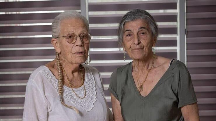 מימין רות סינוואני, סבתא של מיה ז"ל שנפלה בנחל עוז; לידה ורדה קופר, סבתא של עדי מרגלית ז"ל שנרצחה בנובה (צילום: אלי דסה) מימין רות סינוואני, סבתא של מיה ז"ל שנפלה בנחל עוז; לידה ורדה קופר, סבתא של עדי מרגלית ז"ל שנרצחה בנובה
