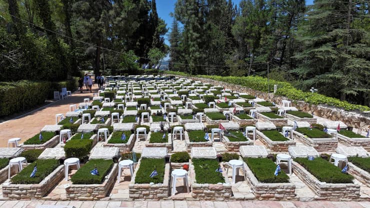 "נשים ממשיכות להקריב קורבן בלתי-נתפס". הר הרצל (צילום: REUTERS/Ilan Rosenberg) הר הרצל ירושלים