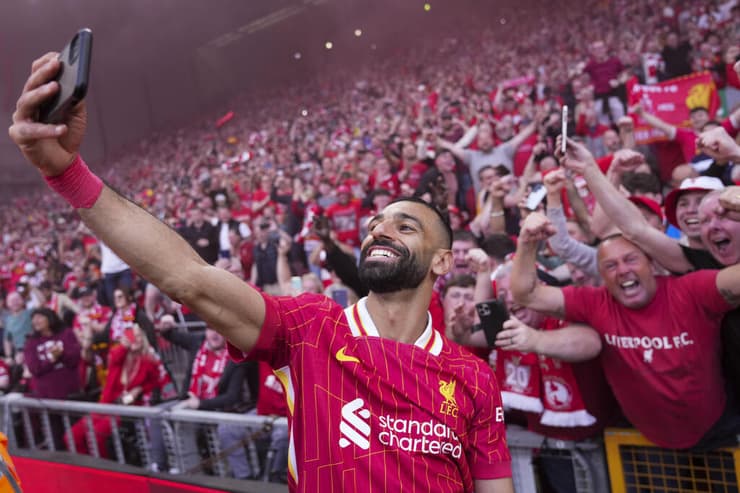 סלאח חוגג עם האוהדים (צילום: AP Photo/Jon Super) סלאח