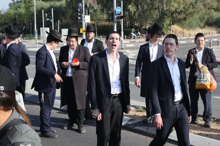 הפגנת חרדים קיצוניים בלשכת הגיוס בתל השומר בזמן הגיוס לחטיבת חשמונאים