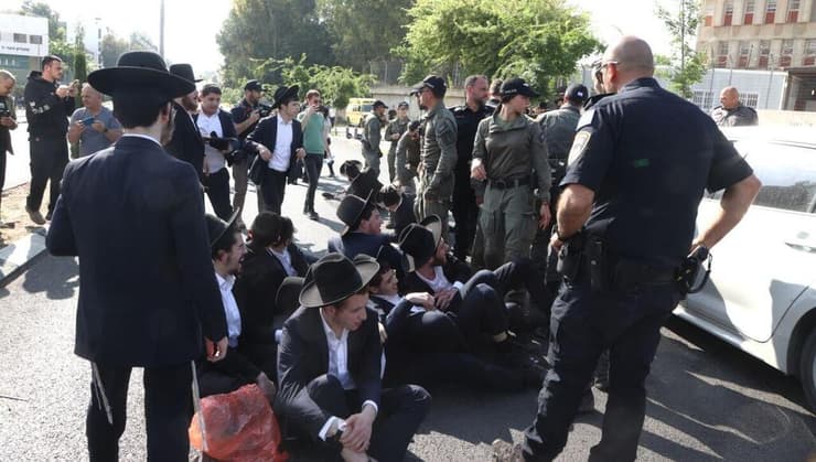 הפגנת חרדים קיצוניים בלשכת הגיוס בתל השומר בזמן הגיוס לחטיבת חשמונאים