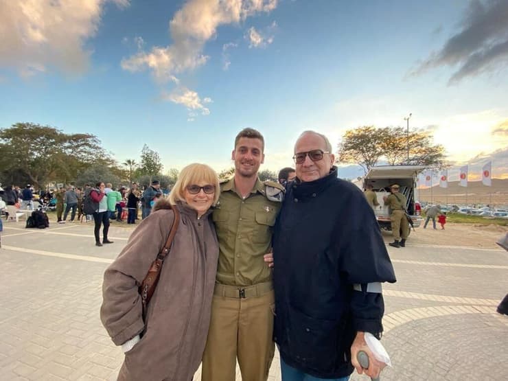 "בקבוצה יש אנשים כמונו, שעוברים מה שאנחנו עוברים". שוש ודני גוגול ואסף מסטר ז"ל (צילום: אלבום פרטי ) "בקבוצה יש אנשים כמונו, שעוברים מה שאנחנו עוברים". שוש ודני גוגול ואסף מסטר ז"ל