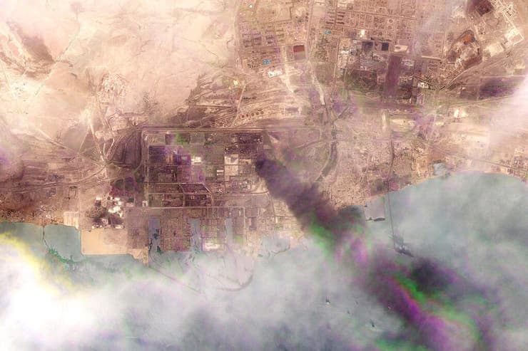 צילום: PLANET LABS PBC / AFP צילום לוויין של זירת פיצוץ ב נמל בנדרק עבאס איראן