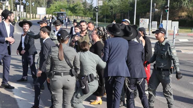 הפגנת חרדים קיצוניים בלשכת הגיוס בתל השומר בזמן הגיוס לחטיבת חשמונאים