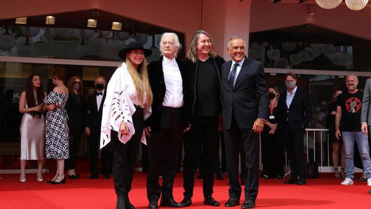 מימין לשמאל: אלברטו ברברה ראש פסטיבל ונציה, ברנרד מקמהון, ג׳ימי פייג׳ ואליסון מקגאורטי
