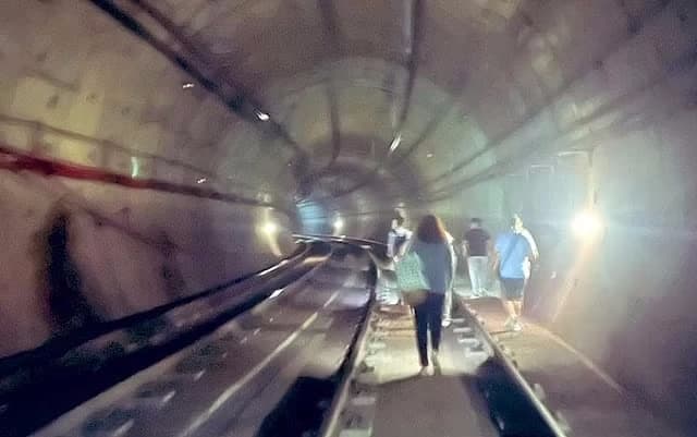צועדים במנהרת מטרו ב ספרד הפסקת חשמל