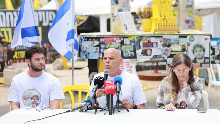 בני משפחת אהל בהצהרה (צילום: טל שחר) הצהרת של משפחת החטוף אלון אהל