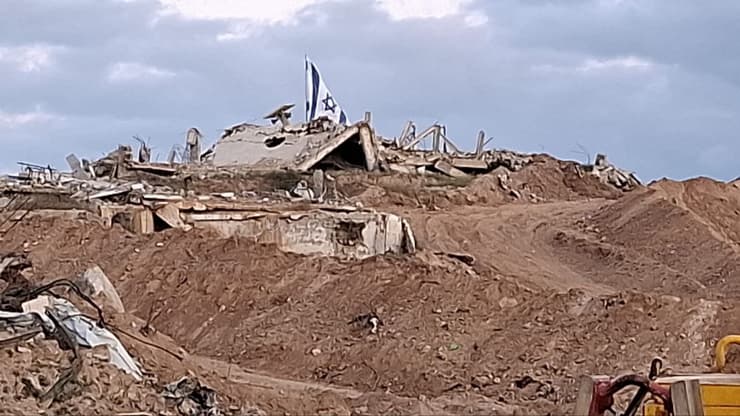 דגל ישראל גדול במוצבים שצה"ל הקים בשכונת שג'אעיה