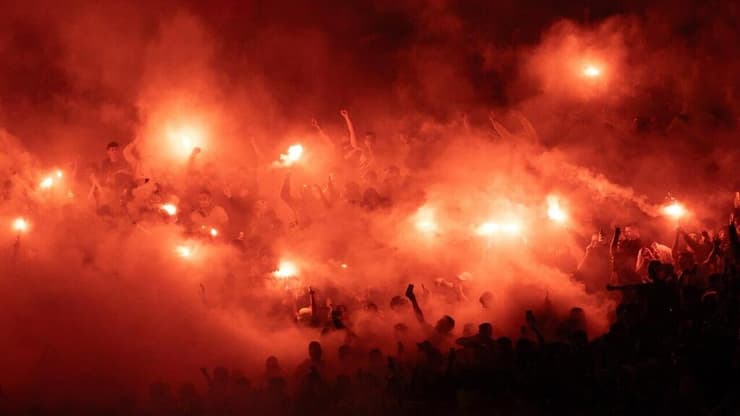 האבוקות ביציעי טדי