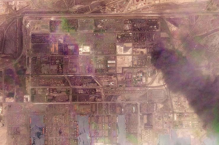 צילום: PLANET LABS PBC / AFP צילום לוויין של זירת פיצוץ ב נמל בנדרק עבאס איראן