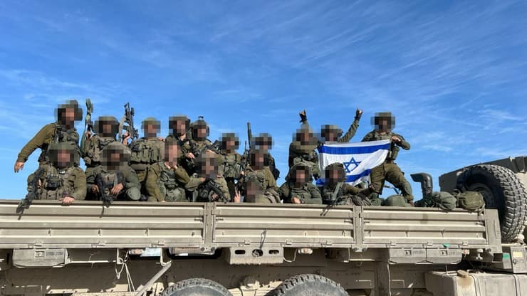 "קור רוח וניסיון רב - אחרי 4 סבבי מילואים". לוחמי חטיבה 16 בשג'אעיה (צילום: יואב זיתון) דגל ישראל גדול במוצבים שצה"ל הקים בשכונת שג'אעיה