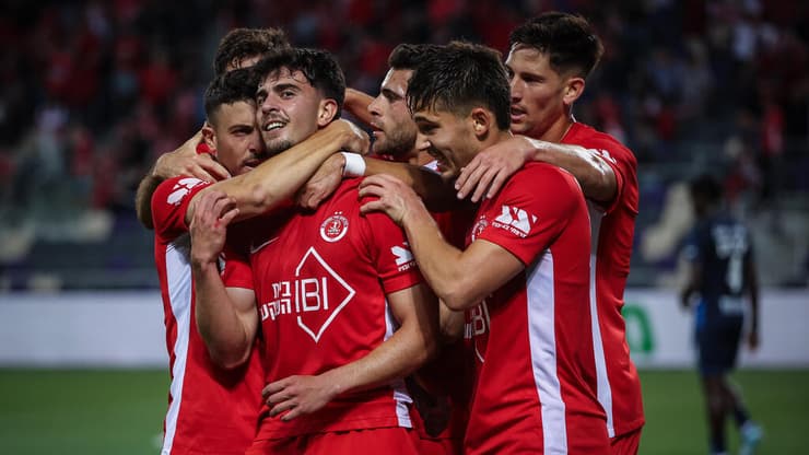 רועי אלקוקין חוגג עם החברים 