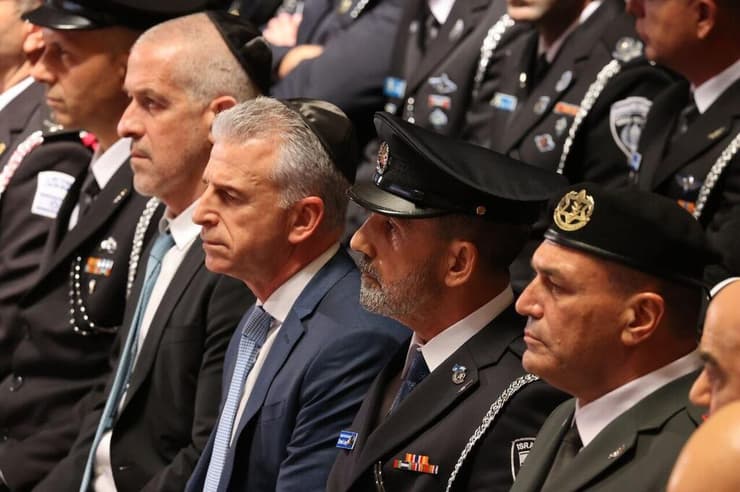 מימין לשמאל: הרמטכ"ל זמיר, המפכ"ל דני לוי, ראש המוסד ברנע וראש השב"כ בר (צילום: אלכס קולומויסקי) קובי יעקובי, רונן בר, דדי ברנע, דני לוי ואייל זמיר בטקס הצדעה לחללי צה"ל בהר הרצל