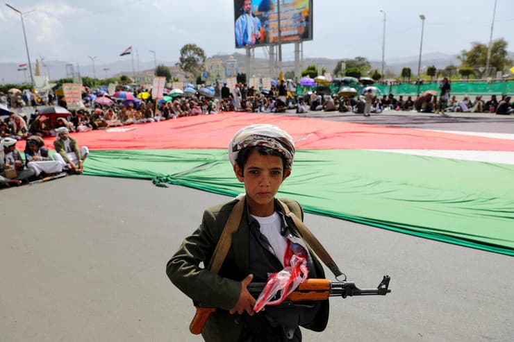 צילום: רויטרס/REUTERS/Khaled Abdullah ילד בהפגנה של חות'ים החות'ים צנעא תימן 11 באפריל