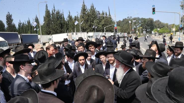 הפגנת חרדים קיצוניים בלשכת הגיוס בתל השומר בזמן הגיוס לחטיבת חשמונאים