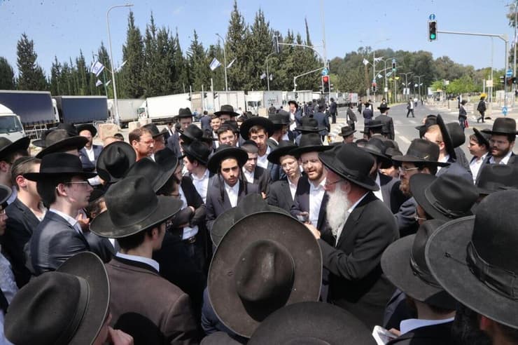 הפגנת חרדים קיצוניים בלשכת הגיוס בתל השומר בזמן הגיוס לחטיבת חשמונאים