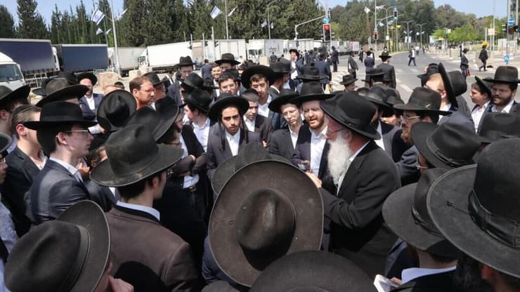 צילום: מוטי קמחי הפגנת חרדים קיצוניים בלשכת הגיוס בתל השומר בזמן הגיוס לחטיבת חשמונאים