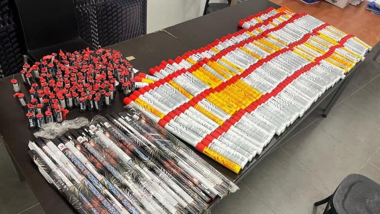 האבוקות שנתפסו בידי המשטרה לפני המשחק בטדי בין בית"ר ירושלים למכבי חיפה