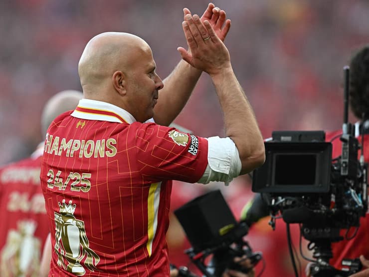 343 ימים חלפו - וכבר יש אליפות. סלוט (צילום: Paul ELLIS / AFP) חגיגות האליפות