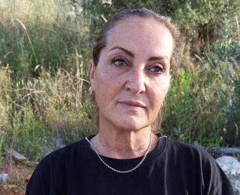 איבון, אימא של גל: "לא עלה על דעתנו שנמצא את הבנים שלנו מתים, נכניס אותם לשקים שחורים, נעמיס את הגופות על הטנדר – וככה נחזיר אותם הביתה. איפה עוד בעולם צריכים הורים לעבור את הזוועה הלא אנושית הזאת?" (צילום: שאול גולן) איבון דנגורי