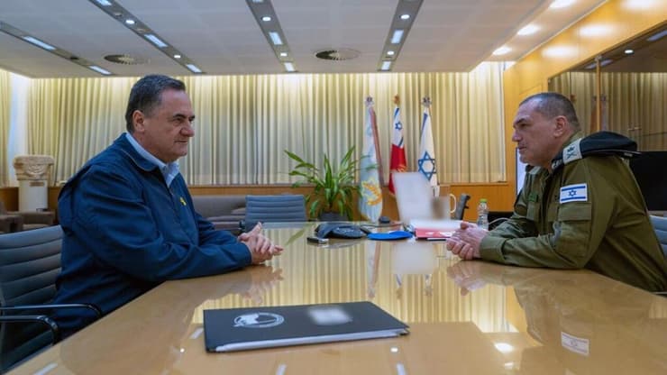 שר הביטחון ישראל כ"ץ בפגישה עם חברי פורום המטה הכללי של צה"ל, עם הרמטכ"ל אייל זמיר, לקראת יום הזיכרון לחללי מערכות ישראל ולנפגעי פעולות האיבה