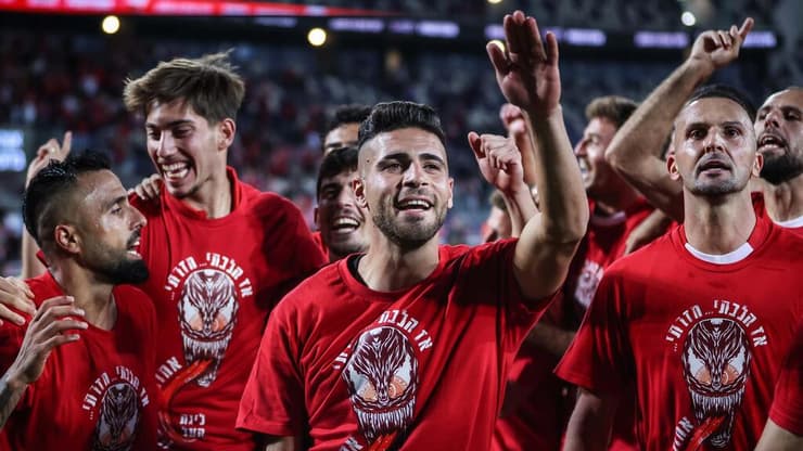 חגיגות העלייה של שחקני הפועל ת"א, אתמול (צילום: עוז מועלם) שבירו