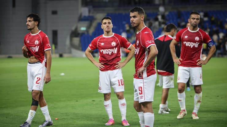 שחקני באר-שבע מנסים לעכל את ההפסד, אתמול בנתניה (צילום: עוז מועלם) שחקני באר שבע