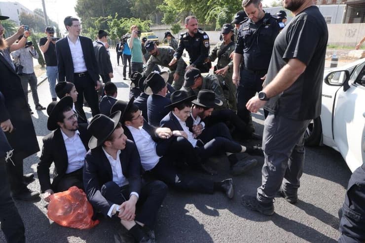 הפגנת חרדים קיצוניים בלשכת הגיוס בתל השומר בזמן הגיוס לחטיבת חשמונאים