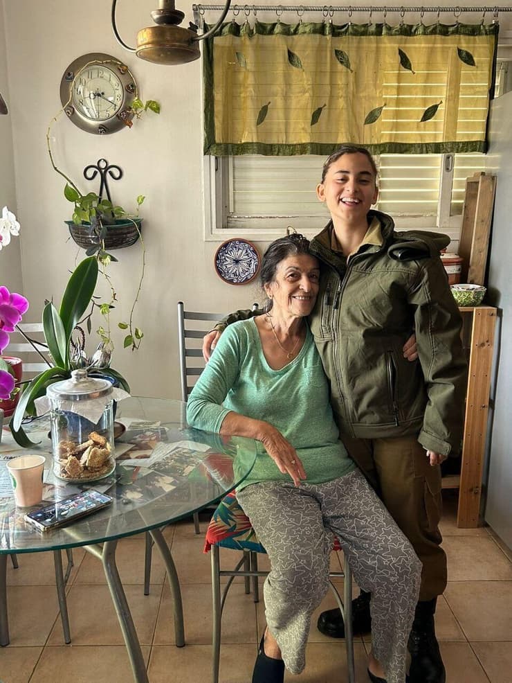 "היא אמרה 'אין לי חשק לחזור לבסיס, היה לי כל כך כיף". רות סינוואני ומיה ויאלובו־פולו ז"ל (צילום: אלבום פרטי ) "היא אמרה 'אין לי חשק לחזור לבסיס, היה לי כל כך כיף". רות סינוואני ומיה ויאלובו־פולו ז"ל