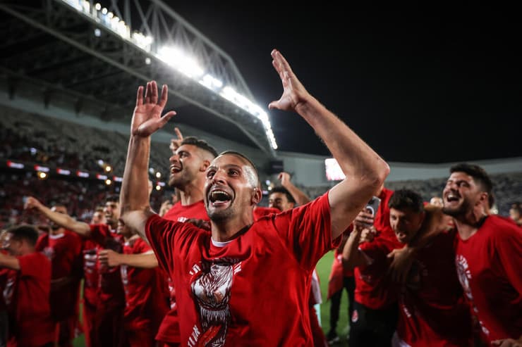 בן שהר חוגג את העלייה לליגת העל (צילום: עוז מועלם) בן שהר