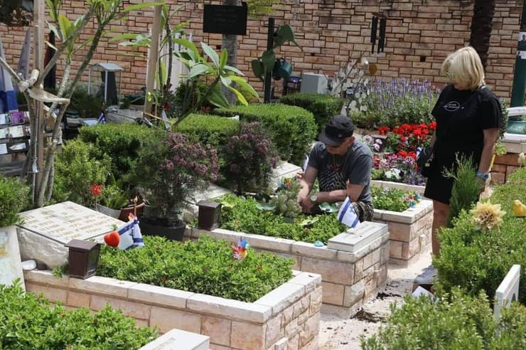 אינה ופסח אסמן, הוריו של אל״מ שרון אסמן ז״ל, בקברו בבית העלמין בקריית שאול בתל אביב (צילום: מוטי קמחי ) אינה ופסח אסמן, הוריו של אל״מ שרון אסמן ז״ל, בקברו בבית העלמין בקריית שאול